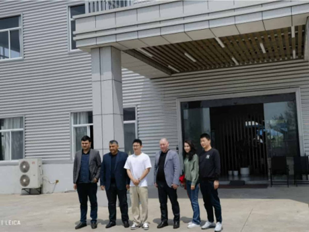 Our customers visited our factory to check their products
